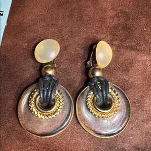 Resin & cord clipon earrings 🐈‍⬛